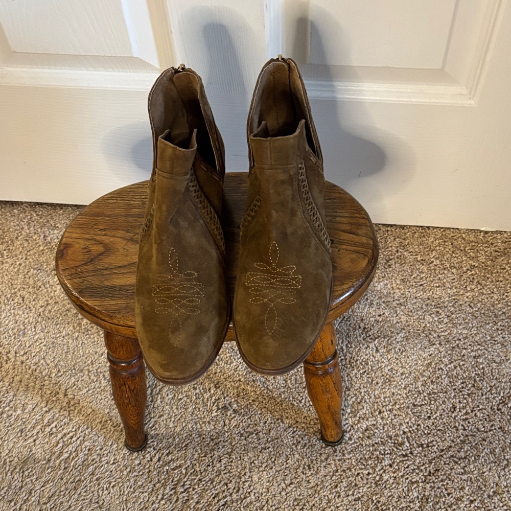 Brown Suede Women’s Ankle Boots by Vince Camuto Size 7.5 M